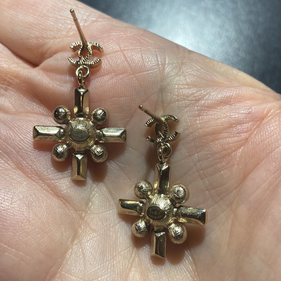 Chanel CC Glass Pearl Stress Earrings - Picture 6 of 7